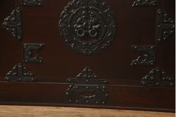 中古　岩谷堂箪笥　桜木作　上品なデザインの黒金具が美しいローチェスト(ローボード、サイドボード、リビングボード、テレビ台、テレビボード、引き出し、和箪笥、収納タンス)(R-066239)
