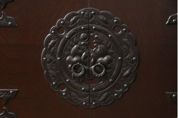 中古　岩谷堂箪笥　桜木作　上品なデザインの黒金具が美しいローチェスト(ローボード、サイドボード、リビングボード、テレビ台、テレビボード、引き出し、和箪笥、収納タンス)(R-066239)