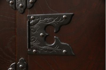 中古　岩谷堂箪笥　桜木作　上品なデザインの黒金具が美しいローチェスト(ローボード、サイドボード、リビングボード、テレビ台、テレビボード、引き出し、和箪笥、収納タンス)(R-066239)