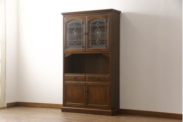 中古　美品　三越家具(現カントリーハウス)　Brugge(ブルージュ)　プロパティ　ステンドグラスが上品な印象を深めるキャビネット(食器棚、カップボード、収納棚、戸棚、飾り棚)(R-066240)