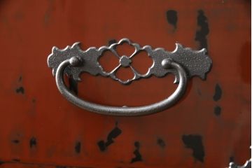 中古　美品　三越デパート取り扱い　漆塗り　金具付き　伝統的な根來塗り(ねごろぬり)が施された上品な総桐箪笥(桐たんす、和タンス、収納箪笥、整理箪笥、引き出し)(定価約120万円)(R-066241)