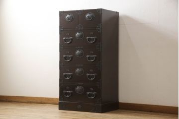 中古　美品　三越デパート取り扱い　国産民芸　職人手造り　松の金具が存在感を高める縦型チェスト(桐箪笥、桐たんす、和タンス、収納箪笥、整理箪笥、引き出し)(R-066242)