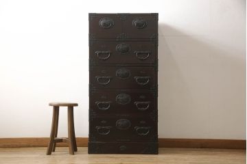 中古　美品　三越デパート取り扱い　国産民芸　職人手造り　松の金具が存在感を高める縦型チェスト(桐箪笥、桐たんす、和タンス、収納箪笥、整理箪笥、引き出し)(R-066242)