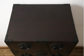 中古　美品　三越デパート取り扱い　国産民芸　職人手造り　松の金具が存在感を高める縦型チェスト(桐箪笥、桐たんす、和タンス、収納箪笥、整理箪笥、引き出し)(R-066242)