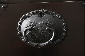 中古　美品　三越デパート取り扱い　国産民芸　職人手造り　松の金具が存在感を高める縦型チェスト(桐箪笥、桐たんす、和タンス、収納箪笥、整理箪笥、引き出し)(R-066242)
