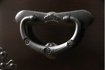中古　美品　三越デパート取り扱い　国産民芸　職人手造り　松の金具が存在感を高める縦型チェスト(桐箪笥、桐たんす、和タンス、収納箪笥、整理箪笥、引き出し)(R-066242)