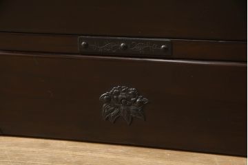 中古　美品　三越デパート取り扱い　国産民芸　職人手造り　松の金具が存在感を高める縦型チェスト(桐箪笥、桐たんす、和タンス、収納箪笥、整理箪笥、引き出し)(R-066242)