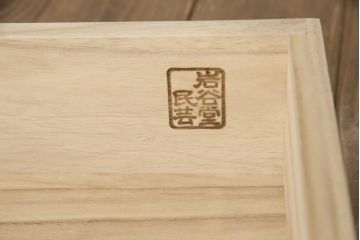 中古　岩谷堂民芸　鶴の金具が華やかさを演出する衣装箪笥(岩谷堂箪笥、岩谷堂タンス、衣装箪笥、観音箪笥、和たんす、収納箪笥、整理タンス、着物箪笥、衣装盆、引き出し)(R-066244)