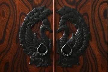 中古　岩谷堂民芸　鶴の金具が華やかさを演出する衣装箪笥(岩谷堂箪笥、岩谷堂タンス、衣装箪笥、観音箪笥、和たんす、収納箪笥、整理タンス、着物箪笥、衣装盆、引き出し)(R-066244)