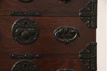中古　岩谷堂民芸　黒々とした金具が立派な存在感を放つ立長タンス(縦型箪笥、衣装箪笥、和たんす、収納箪笥、整理タンス、引き出し、岩谷堂箪笥)(R-066245)