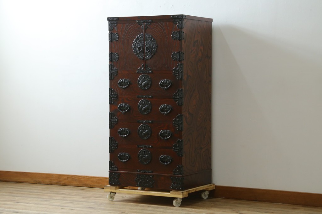 中古　岩谷堂民芸　黒々とした金具が立派な存在感を放つ立長タンス　(R-066245)