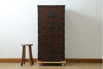 中古　岩谷堂民芸　黒々とした金具が立派な存在感を放つ立長タンス　(R-066245)