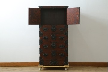 中古　岩谷堂民芸　黒々とした金具が立派な存在感を放つ立長タンス　(R-066245)