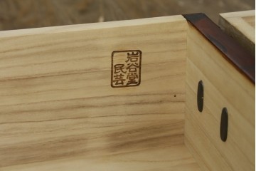 中古　岩谷堂民芸　黒々とした金具が立派な存在感を放つ立長タンス　(R-066245)
