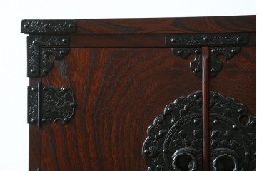 中古　岩谷堂民芸　黒々とした金具が立派な存在感を放つ立長タンス　(R-066245)