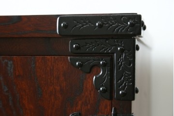 中古　岩谷堂民芸　黒々とした金具が立派な存在感を放つ立長タンス　(R-066245)