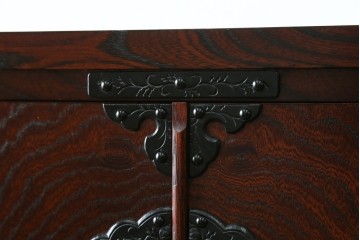 中古　岩谷堂民芸　黒々とした金具が立派な存在感を放つ立長タンス　(R-066245)