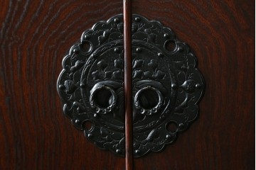 中古　岩谷堂民芸　黒々とした金具が立派な存在感を放つ立長タンス　(R-066245)