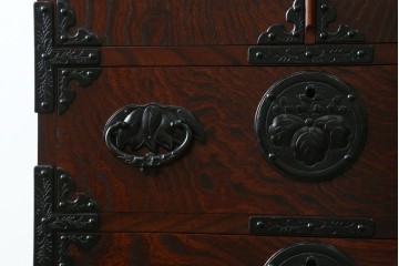中古　岩谷堂民芸　黒々とした金具が立派な存在感を放つ立長タンス　(R-066245)