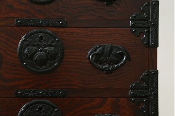 中古　岩谷堂民芸　黒々とした金具が立派な存在感を放つ立長タンス　(R-066245)