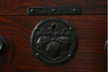 中古　岩谷堂民芸　黒々とした金具が立派な存在感を放つ立長タンス　(R-066245)