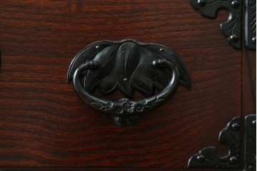 中古　岩谷堂民芸　黒々とした金具が立派な存在感を放つ立長タンス　(R-066245)