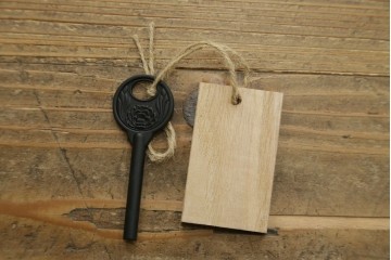 中古　岩谷堂民芸　黒々とした金具が立派な存在感を放つ立長タンス　(R-066245)