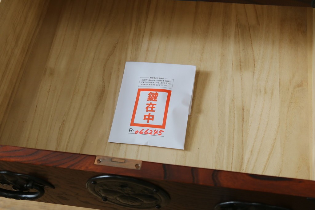 中古　岩谷堂民芸　黒々とした金具が立派な存在感を放つ立長タンス　(R-066245)