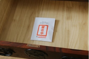 中古　岩谷堂民芸　黒々とした金具が立派な存在感を放つ立長タンス　(R-066245)
