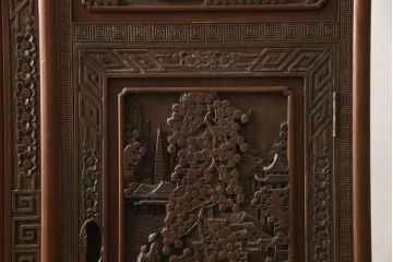 ビンテージ家具　高級品　シノワズリ様式　クルミ材　手彫りの彫刻が細やかで美しいサイドボード(キャビネット、収納棚、戸棚、ヴィンテージ)(R-066275)