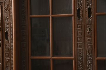 ビンテージ家具　高級品　シノワズリ様式　クルミ材　手彫りの彫刻が細やかで美しいサイドボード(キャビネット、収納棚、戸棚、ヴィンテージ)(R-066275)