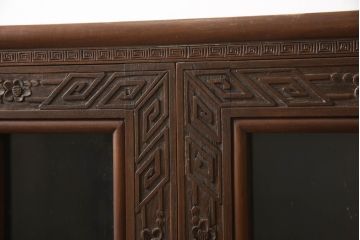 ビンテージ家具　高級品　シノワズリ様式　クルミ材　手彫りの彫刻が細やかで美しいサイドボード(キャビネット、収納棚、戸棚、ヴィンテージ)(R-066275)