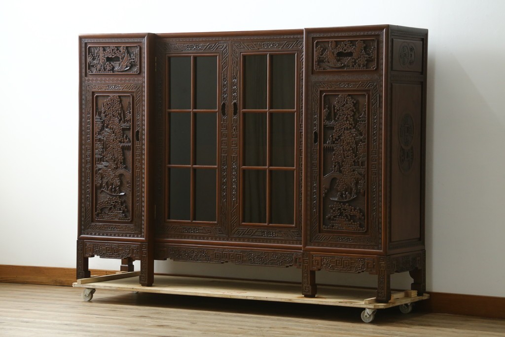 ヴィンテージ家具　1960年から1970年頃　高級品　シノワズリ様式　クルミ材　手彫りの彫刻が細やかで美しいサイドボード　(R-066275)