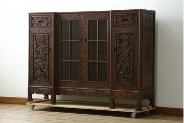 ヴィンテージ家具　1960年から1970年頃　高級品　シノワズリ様式　クルミ材　手彫りの彫刻が細やかで美しいサイドボード　(R-066275)