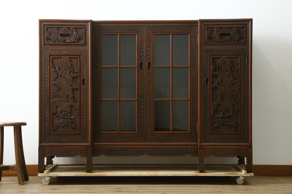 ヴィンテージ家具　1960年から1970年頃　高級品　シノワズリ様式　クルミ材　手彫りの彫刻が細やかで美しいサイドボード　(R-066275)