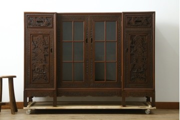 ヴィンテージ家具　1960年から1970年頃　高級品　シノワズリ様式　クルミ材　手彫りの彫刻が細やかで美しいサイドボード　(R-066275)