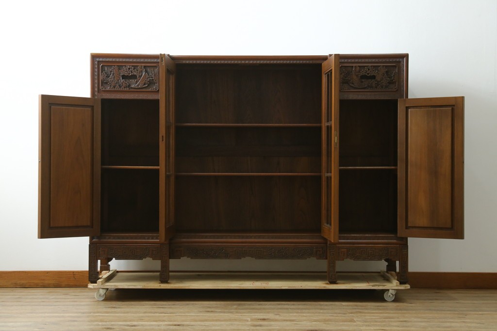 ヴィンテージ家具　1960年から1970年頃　高級品　シノワズリ様式　クルミ材　手彫りの彫刻が細やかで美しいサイドボード　(R-066275)
