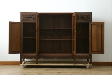 ヴィンテージ家具　1960年から1970年頃　高級品　シノワズリ様式　クルミ材　手彫りの彫刻が細やかで美しいサイドボード　(R-066275)