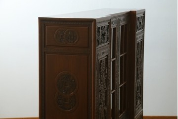ヴィンテージ家具　1960年から1970年頃　高級品　シノワズリ様式　クルミ材　手彫りの彫刻が細やかで美しいサイドボード　(R-066275)