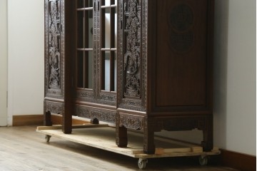 ヴィンテージ家具　1960年から1970年頃　高級品　シノワズリ様式　クルミ材　手彫りの彫刻が細やかで美しいサイドボード　(R-066275)