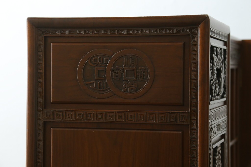 ヴィンテージ家具　1960年から1970年頃　高級品　シノワズリ様式　クルミ材　手彫りの彫刻が細やかで美しいサイドボード　(R-066275)