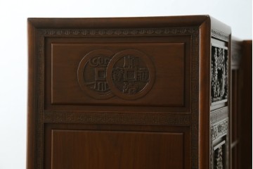ヴィンテージ家具　1960年から1970年頃　高級品　シノワズリ様式　クルミ材　手彫りの彫刻が細やかで美しいサイドボード　(R-066275)