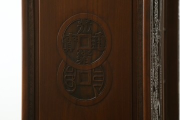 ヴィンテージ家具　1960年から1970年頃　高級品　シノワズリ様式　クルミ材　手彫りの彫刻が細やかで美しいサイドボード　(R-066275)