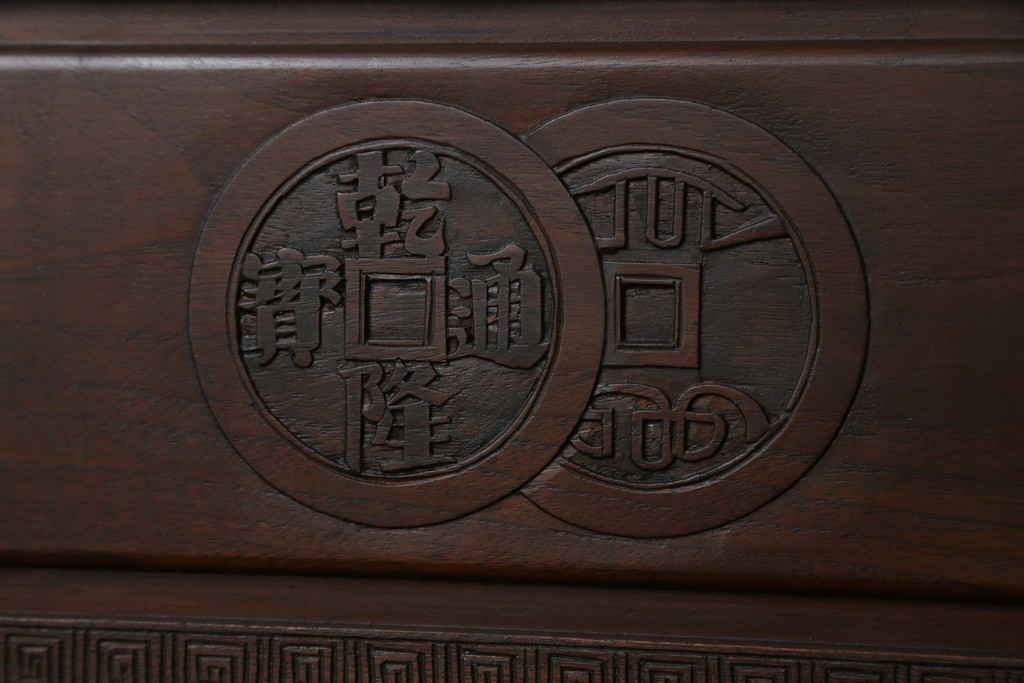 ヴィンテージ家具　1960年から1970年頃　高級品　シノワズリ様式　クルミ材　手彫りの彫刻が細やかで美しいサイドボード　(R-066275)
