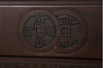 ヴィンテージ家具　1960年から1970年頃　高級品　シノワズリ様式　クルミ材　手彫りの彫刻が細やかで美しいサイドボード　(R-066275)