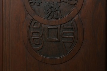ヴィンテージ家具　1960年から1970年頃　高級品　シノワズリ様式　クルミ材　手彫りの彫刻が細やかで美しいサイドボード　(R-066275)