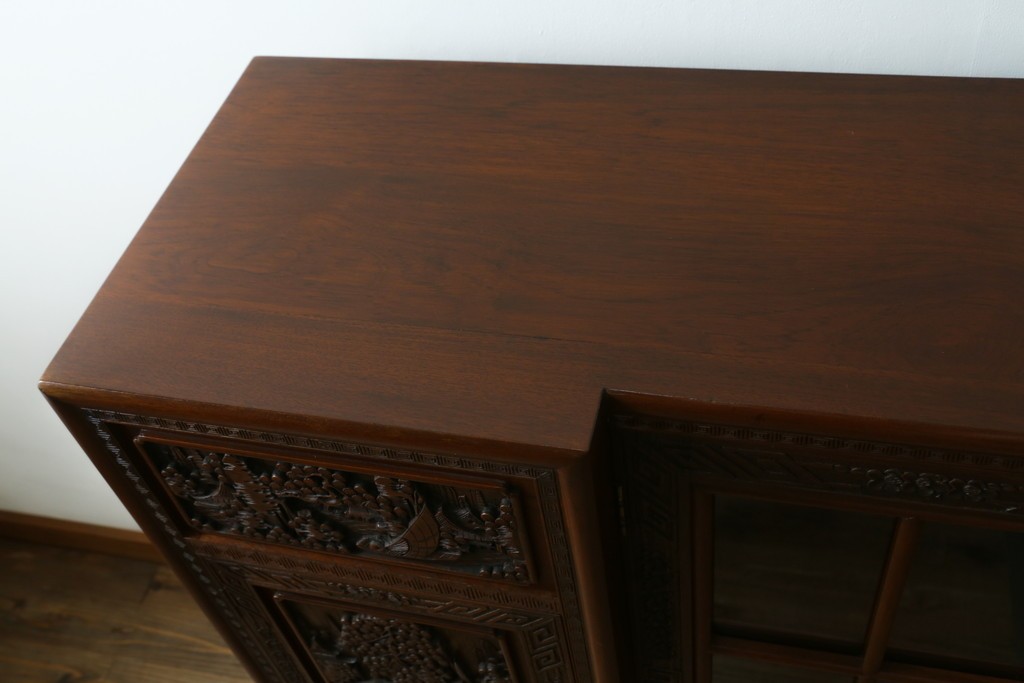 ヴィンテージ家具　1960年から1970年頃　高級品　シノワズリ様式　クルミ材　手彫りの彫刻が細やかで美しいサイドボード　(R-066275)