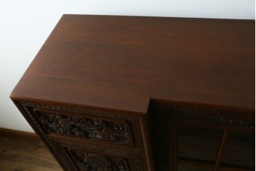 ヴィンテージ家具　1960年から1970年頃　高級品　シノワズリ様式　クルミ材　手彫りの彫刻が細やかで美しいサイドボード　(R-066275)