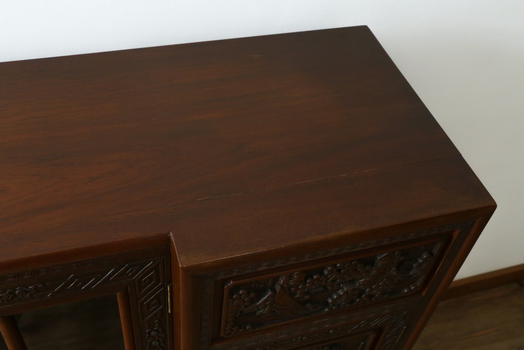 ヴィンテージ家具　1960年から1970年頃　高級品　シノワズリ様式　クルミ材　手彫りの彫刻が細やかで美しいサイドボード　(R-066275)