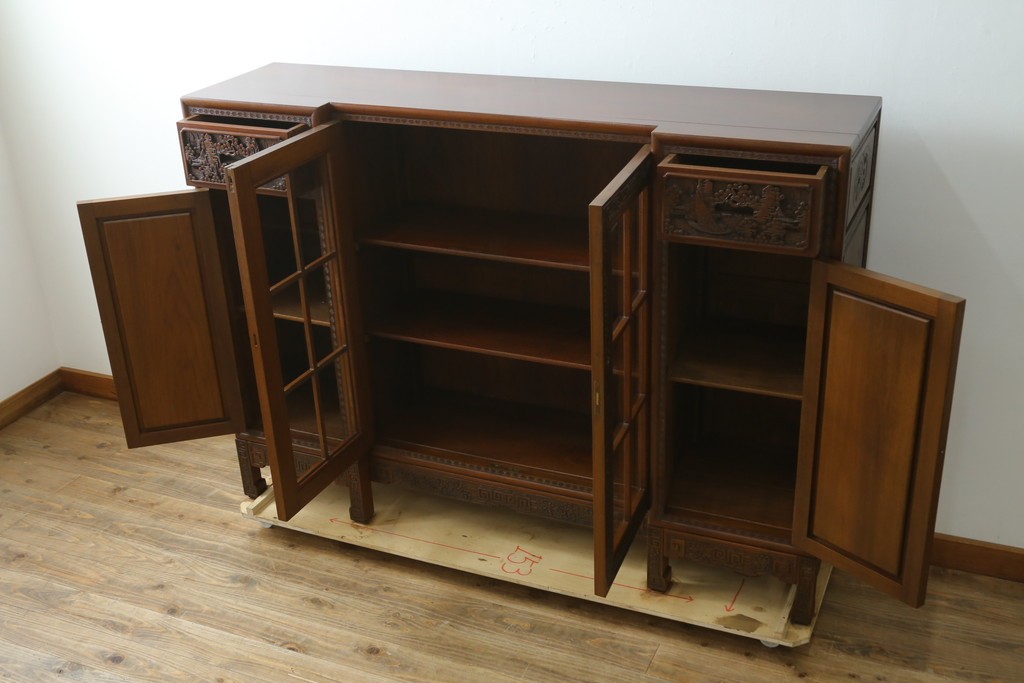 ヴィンテージ家具　1960年から1970年頃　高級品　シノワズリ様式　クルミ材　手彫りの彫刻が細やかで美しいサイドボード　(R-066275)